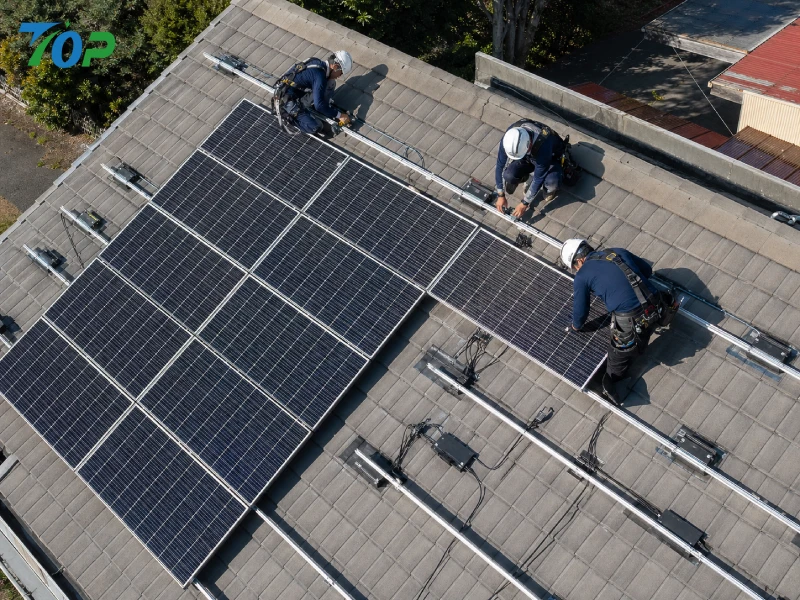 Proč Plug-in Solar (Plug & Play PV) transformuje distribuovanou energii: Zásady, technické normy a B2B inženýrská příručka