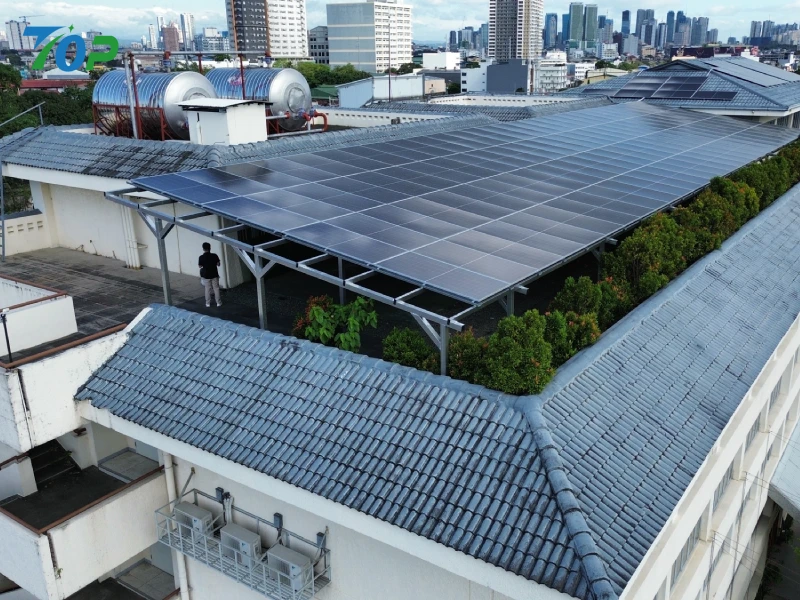 Prostorově optimalizovaná vyvýšená konstrukce solárního stojanu | Případová studie Manila